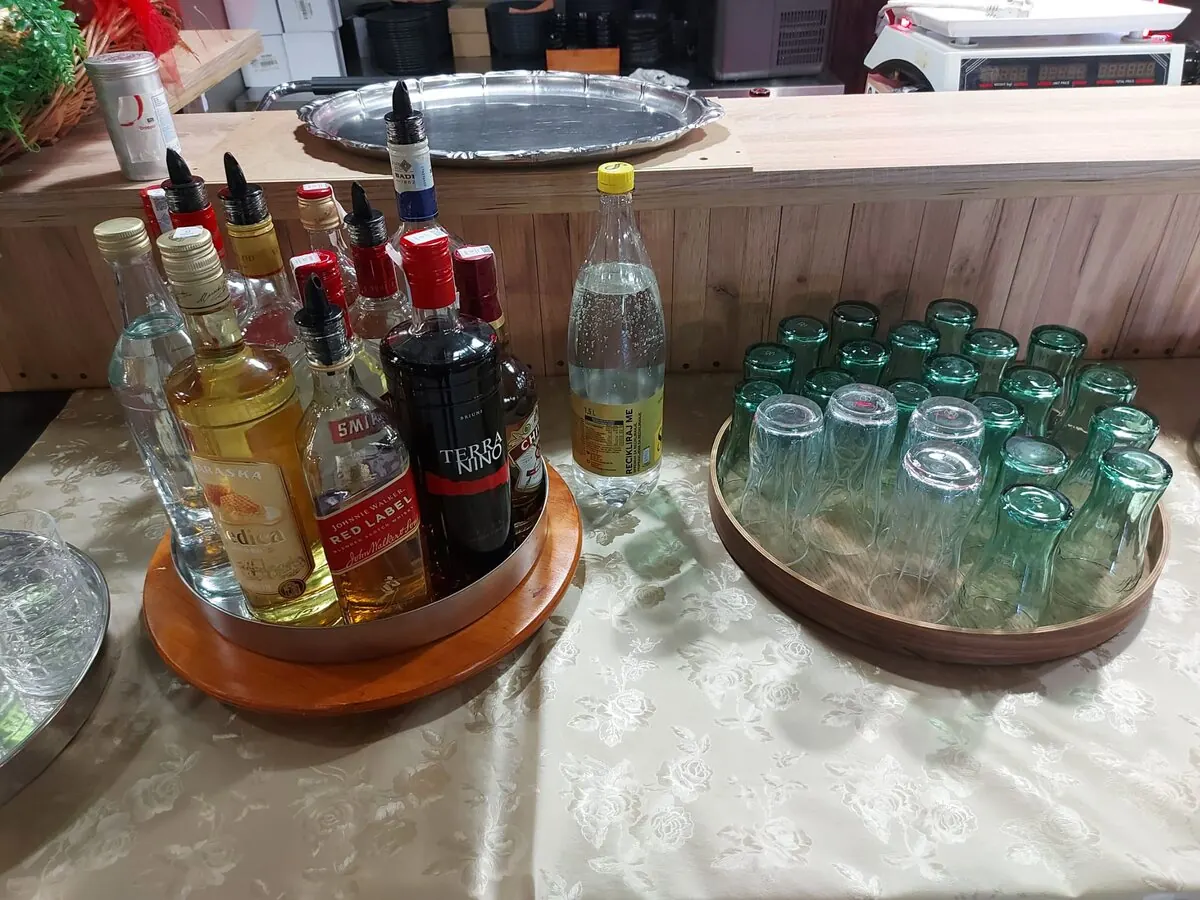 Pripremljeno piće i čaše za goste