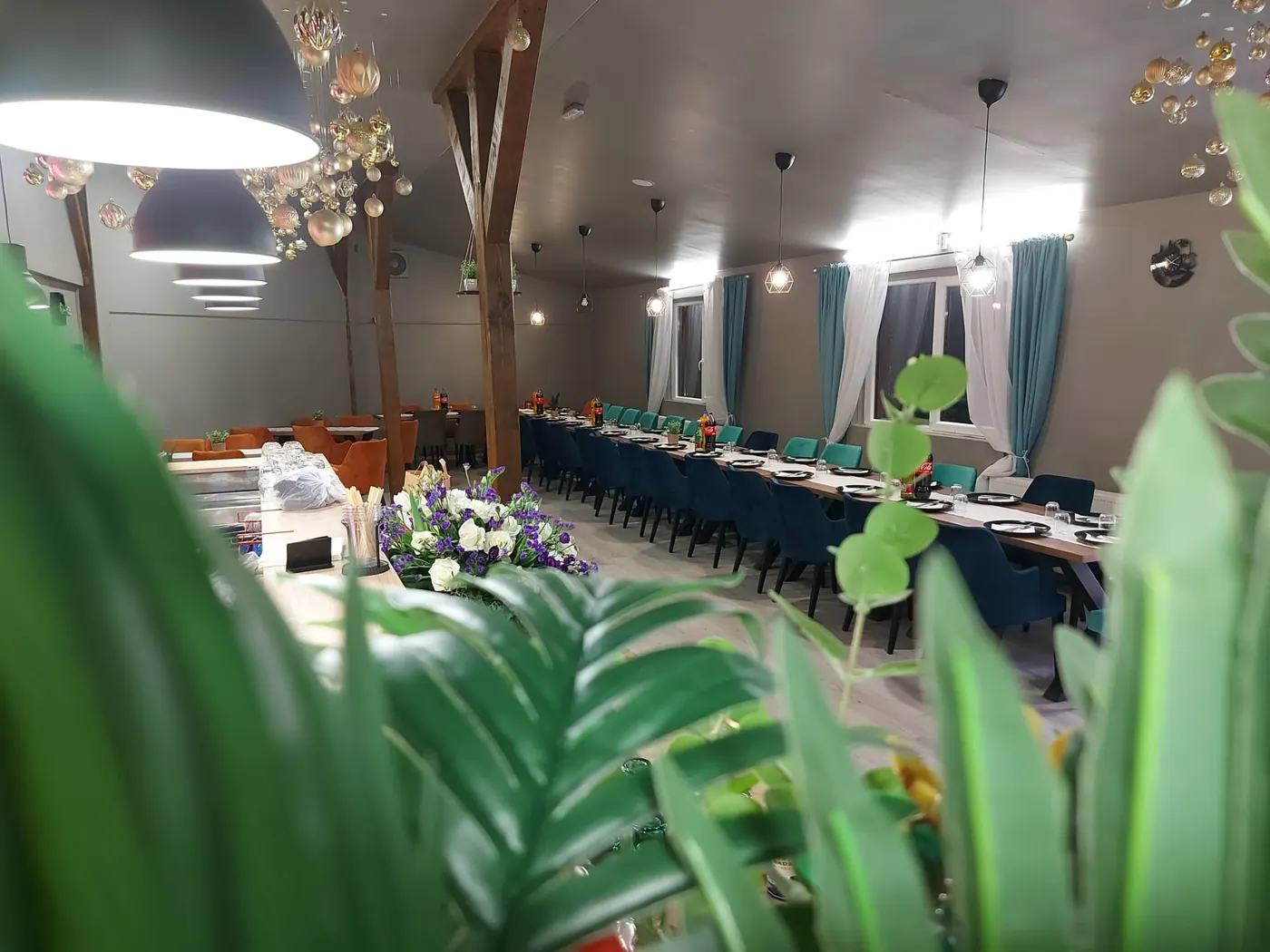 Uređen prostor s dekoracijama