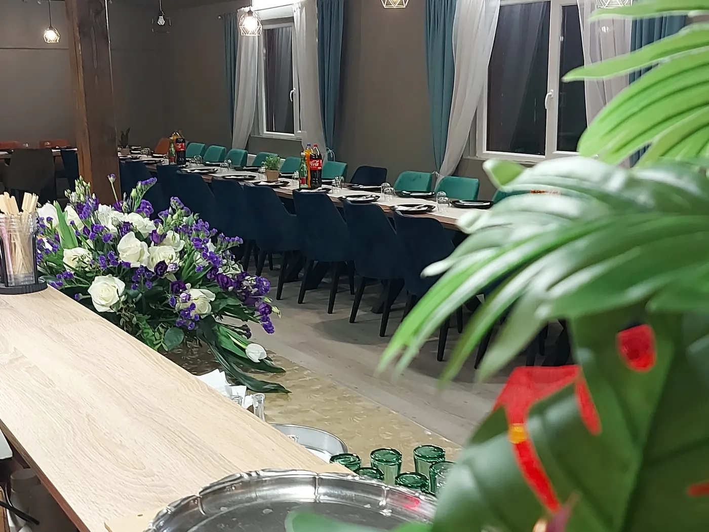 Pogled na stolove i cvjetne detalje
