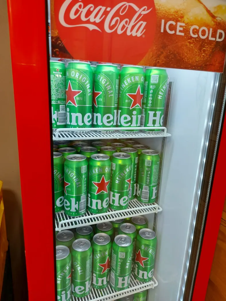 Rashladni uređaj s pićem za goste